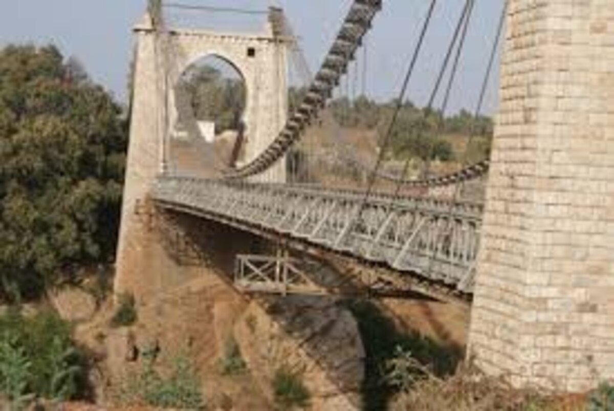 Pont métallique Oued Cherrat limité pour charges de 3,5 tonnes